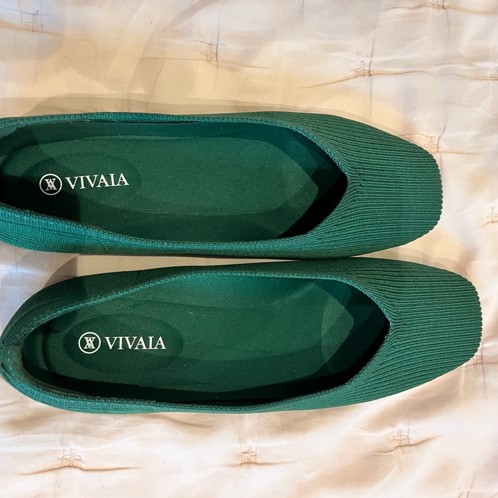 Vivaia comfy flats, like new, emerald green, size 9/40, recycled, washable